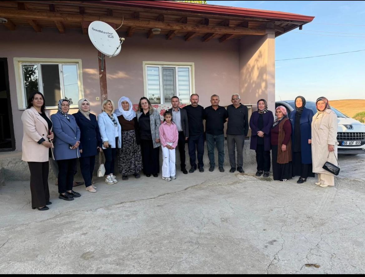 AK Kadınlar Köy Yollarında