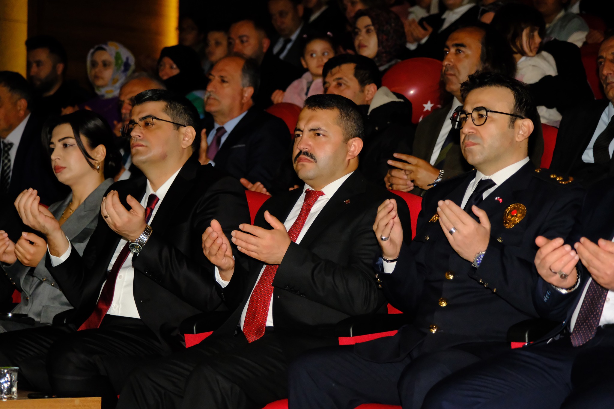 Akdağmadeni’nde 23 Nisan Kutlamaları Şehitler İçin Okunan Dualarla Buruk Geçti