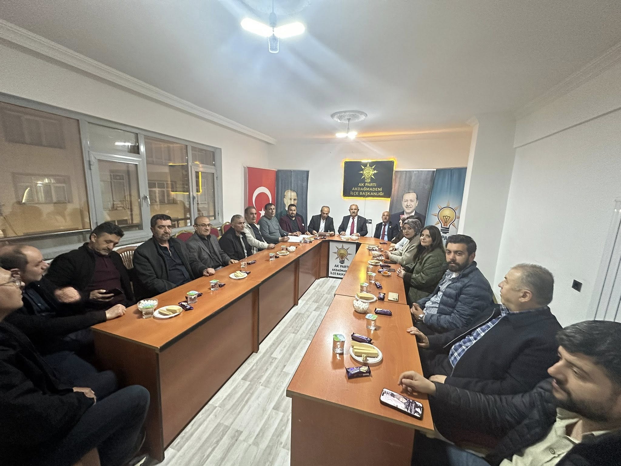 AK Parti Akdağmadeni Teşkilatı Toplandı