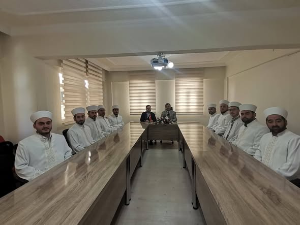 Akdağmadeni’nde 10 Din Görevlisi Cübbe Giyerek Göreve Başladı