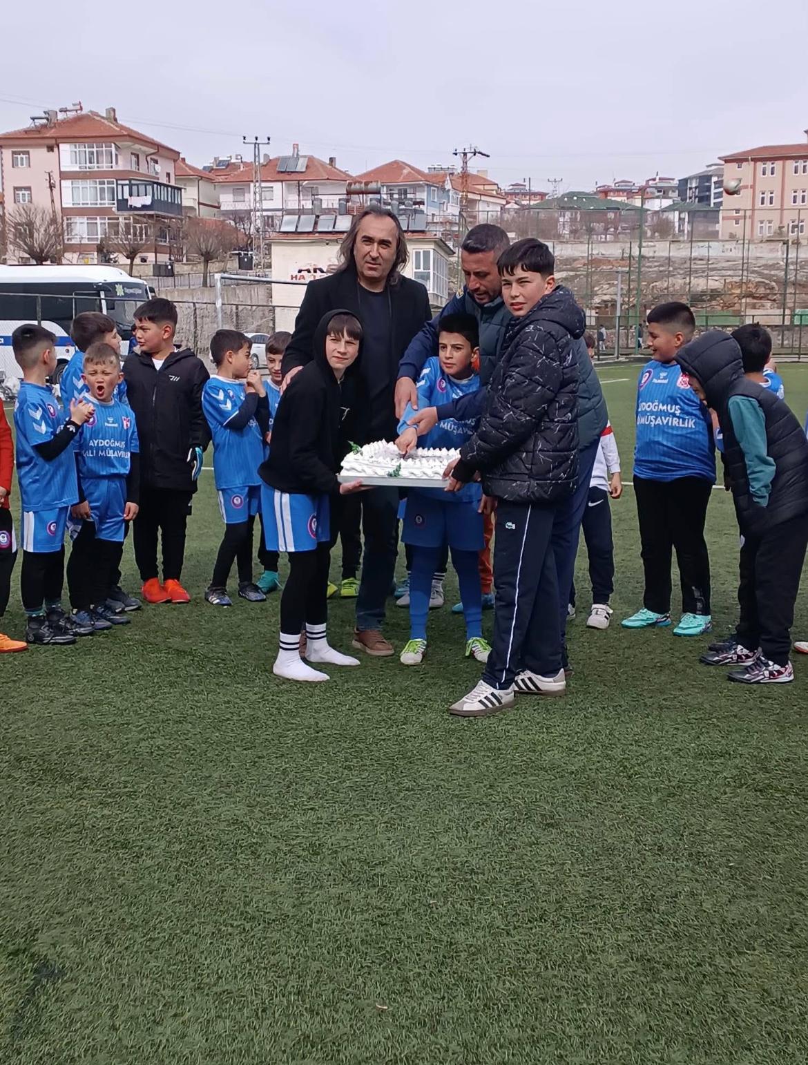 Akdağmadeni Gücü Ailesinden Sporcu Efe'ye Sürpriz Doğum Günü 