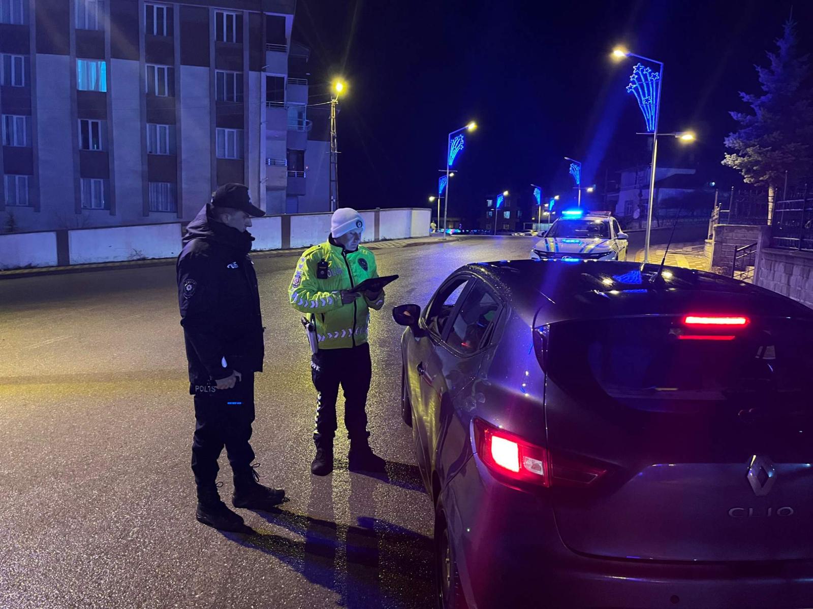 Akdağmadeni’nde Huzur ve Trafik Uygulaması: 143 Araç Denetlendi