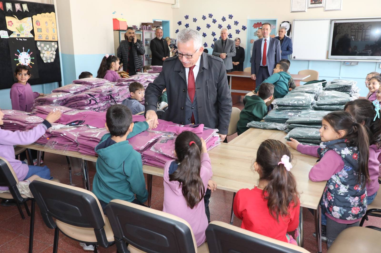 Başkan Arslan’dan Öğrencilere Hediyeli Ziyaret 
