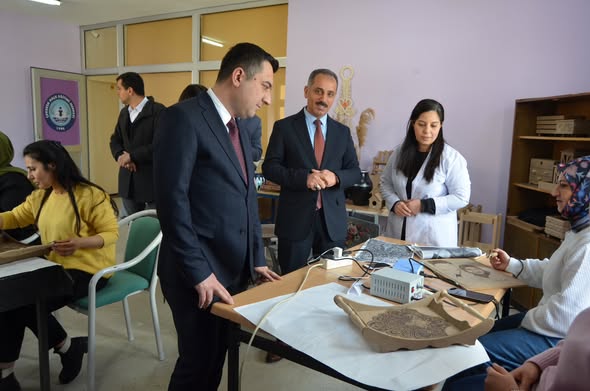 Kaymakam Kurt’tan Halk Eğitim Merkezi’ne Ziyaret