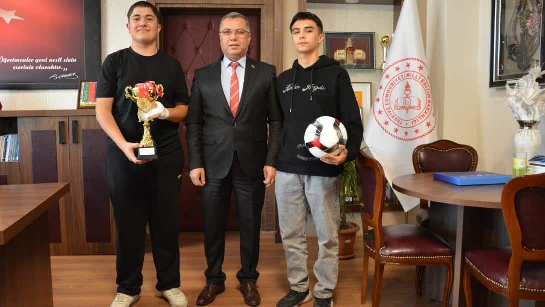 Sporcu Öğrencilerden İl Millî Eğitim Müdürü Altınkaynak’a Anlamlı Ziyaret