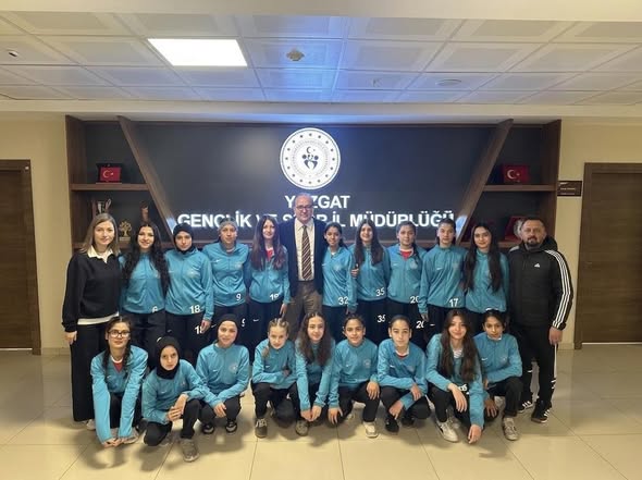 Sümer Ortaokulu Futbol Takımı Yozgat’ta İl Müdürü Hopur’u Ziyaret Etti