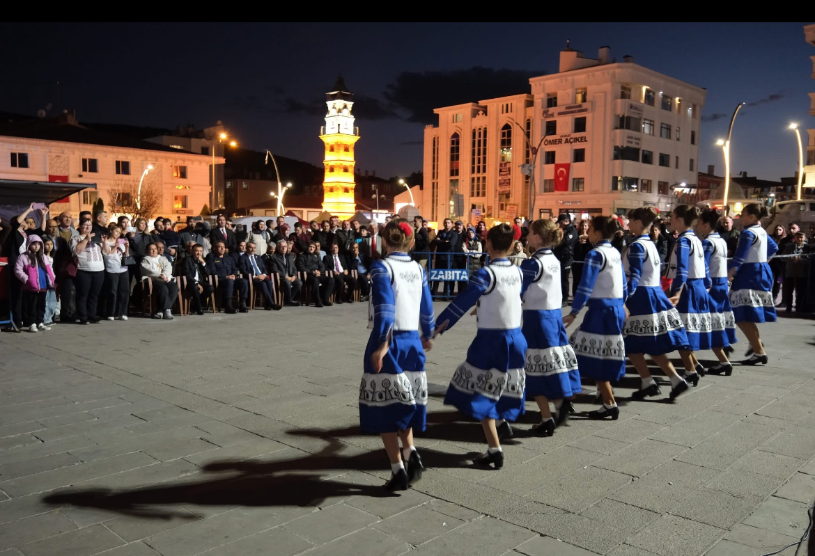 Şenlik Halk Dansları Gösterileriyle Başladı
