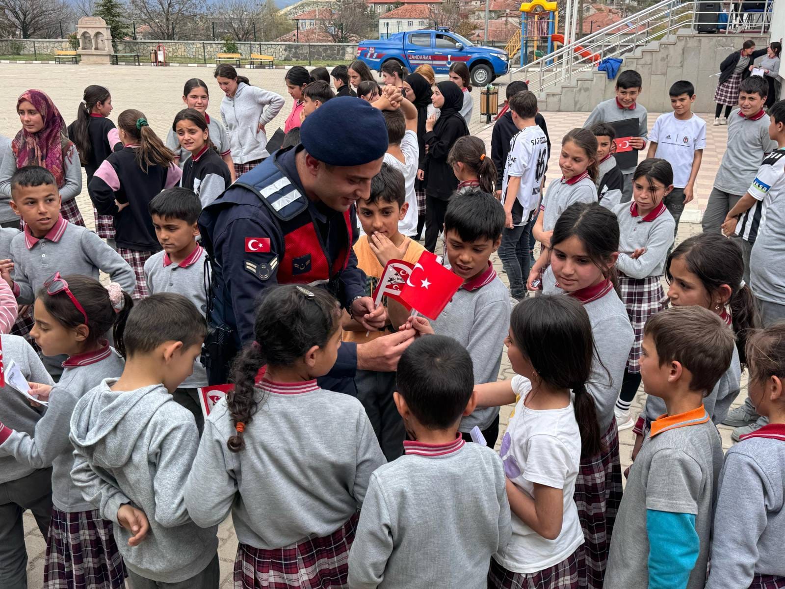 Saraykent Jandarmasından Öğrencilere Bayrak Hediyesi