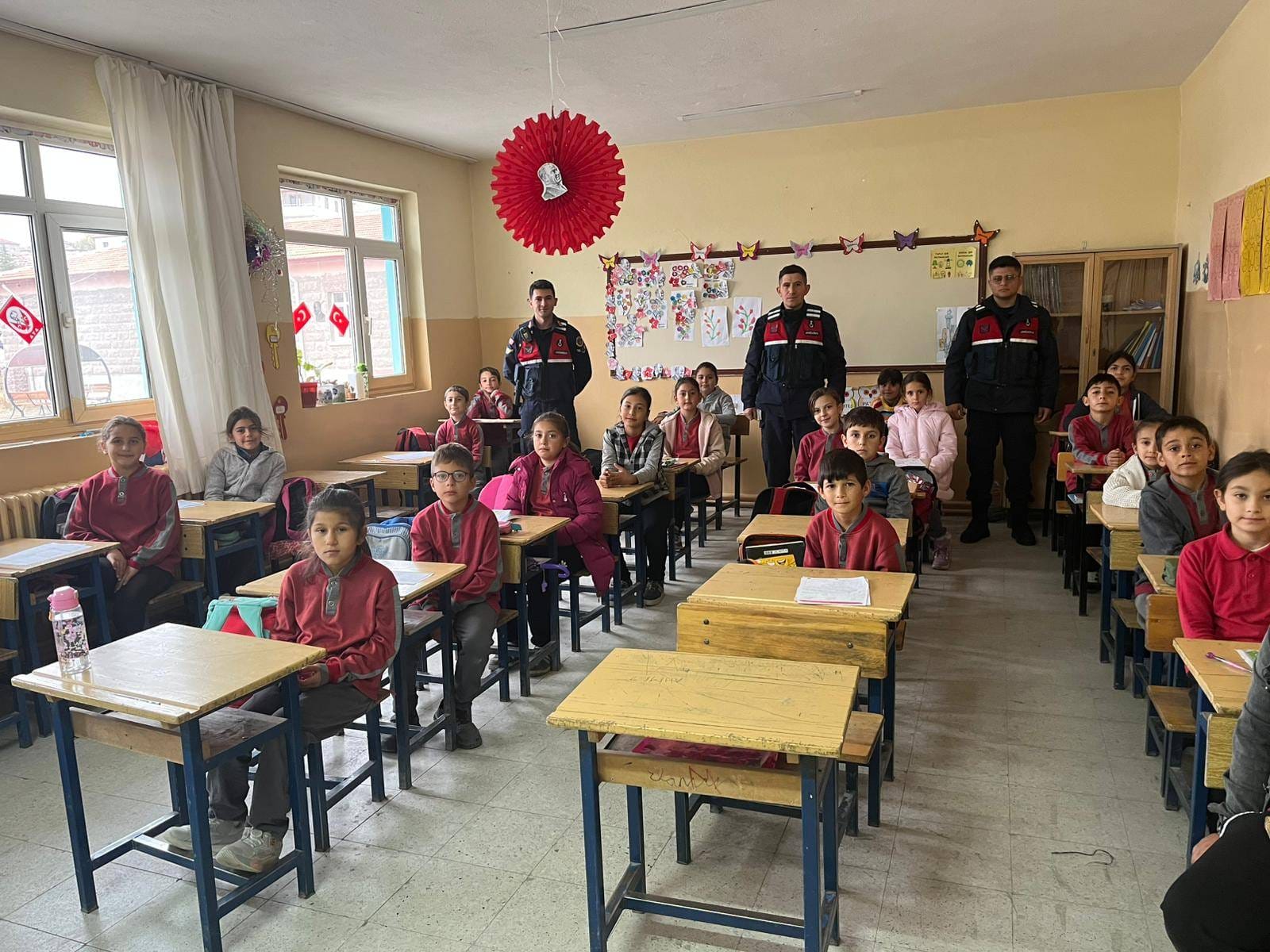 Yenifakılı Jandarma Ekiplerinden Okul Çevrelerinde Denetimi