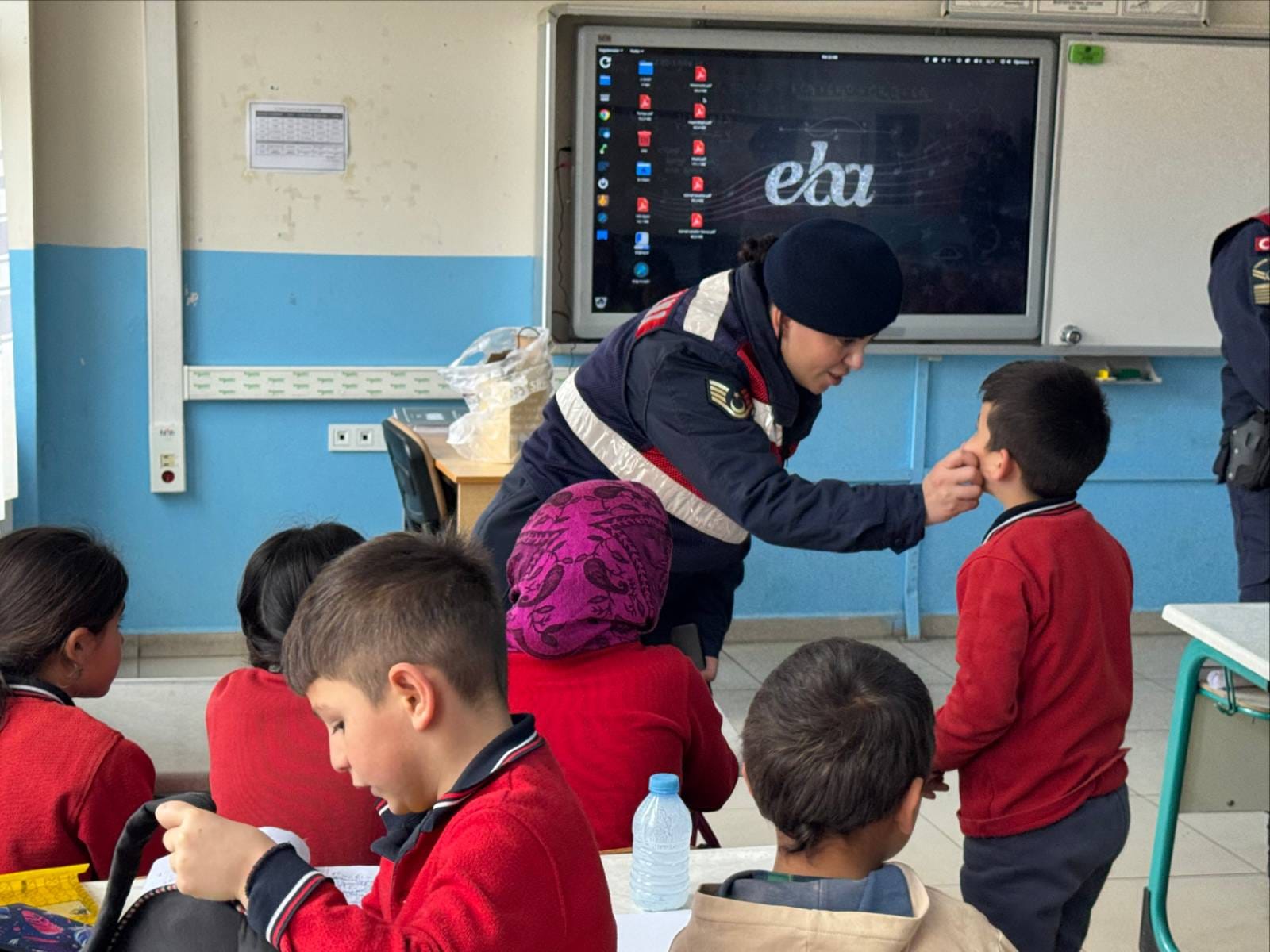 Divanlı Köyü’nde Jandarmadan Öğrencilere Güvenlik ve Çevre Bilinci Eğitimi
