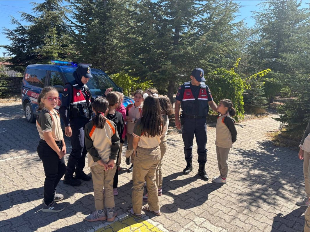 Jandarma Okul Çevrelerinde Göz Açtırmıyor