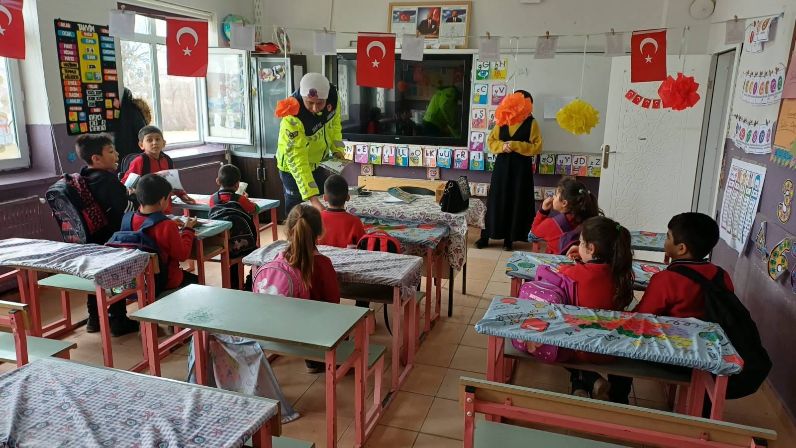 Yenifakılı’da Miniklere Trafik Eğitimi