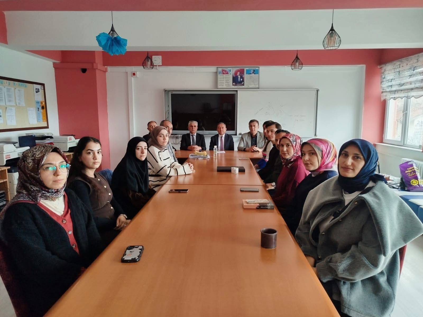 Karadavut’tan Okullara Anlamlı Ziyaret: “Eğitim Camiasının Yanındayız”