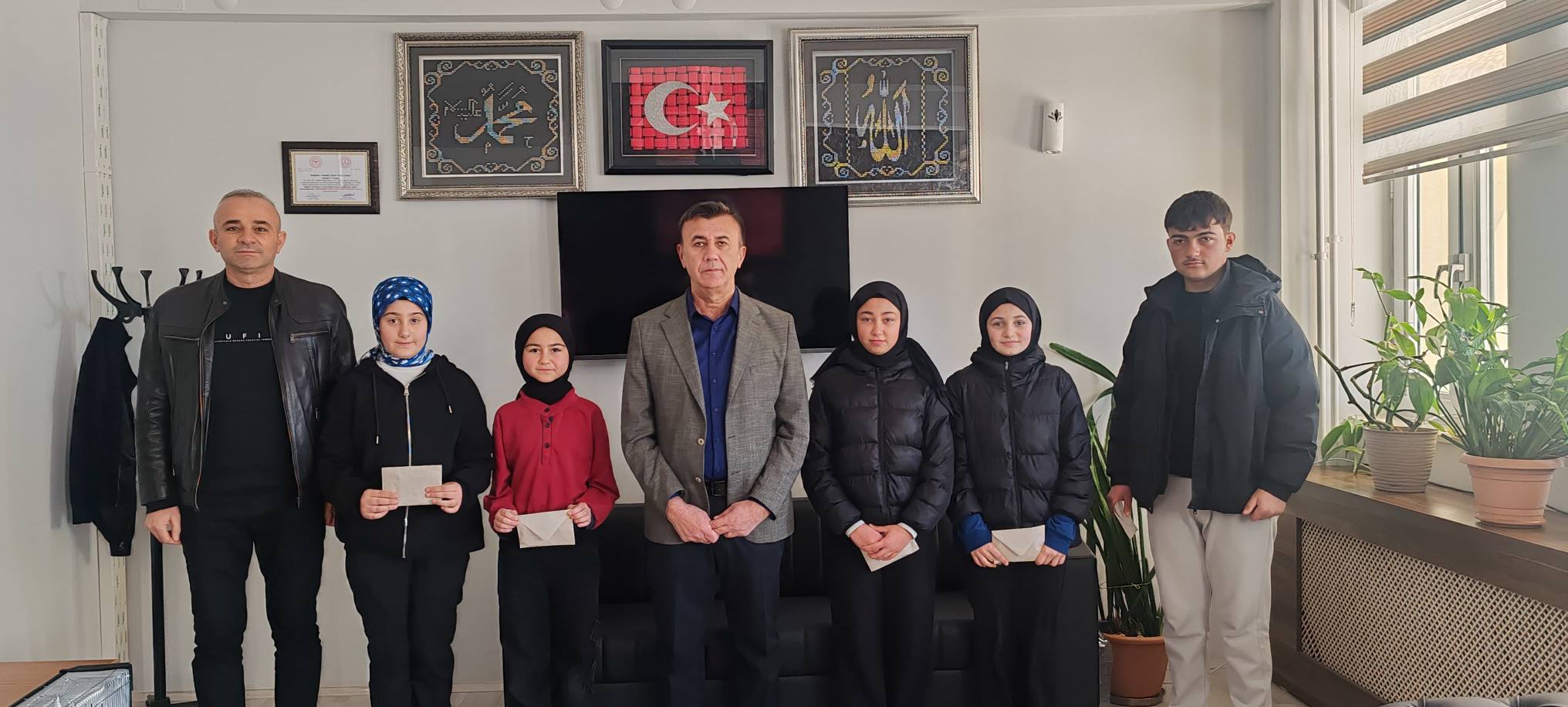 Başkan Karadavut’tan Siyer-i Nebi Yarışmasında Dereceye Giren Öğrencilere Ziyaret