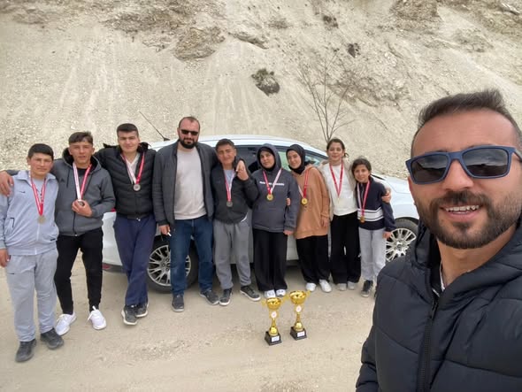 Karakızlı Öğrencilerden Büyük Başarı: 23 Nisan’a Kupalarla Girdiler