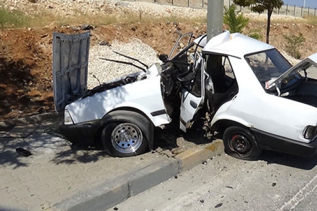 ARAÇ İKİYE BÖLÜNDÜ: 1 ÖLÜ!