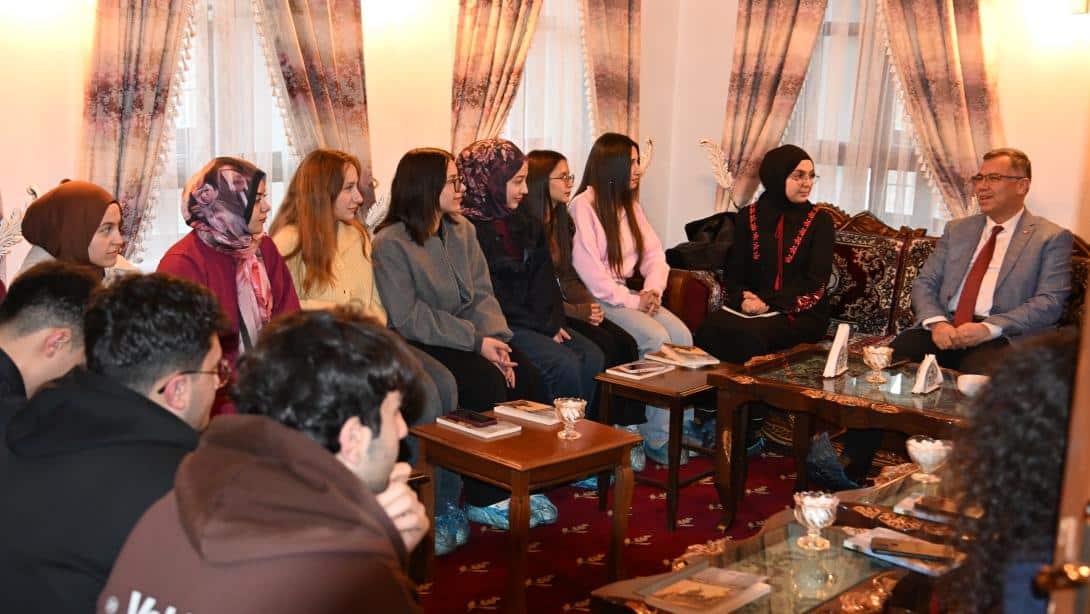 İl Müdürü Altınkaynak, Öğrencilerle “Eşekli Kütüphaneci”ni Konuştu