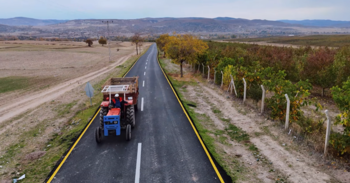 Köyler sıcak asfaltla buluşturmaya devam ediyor