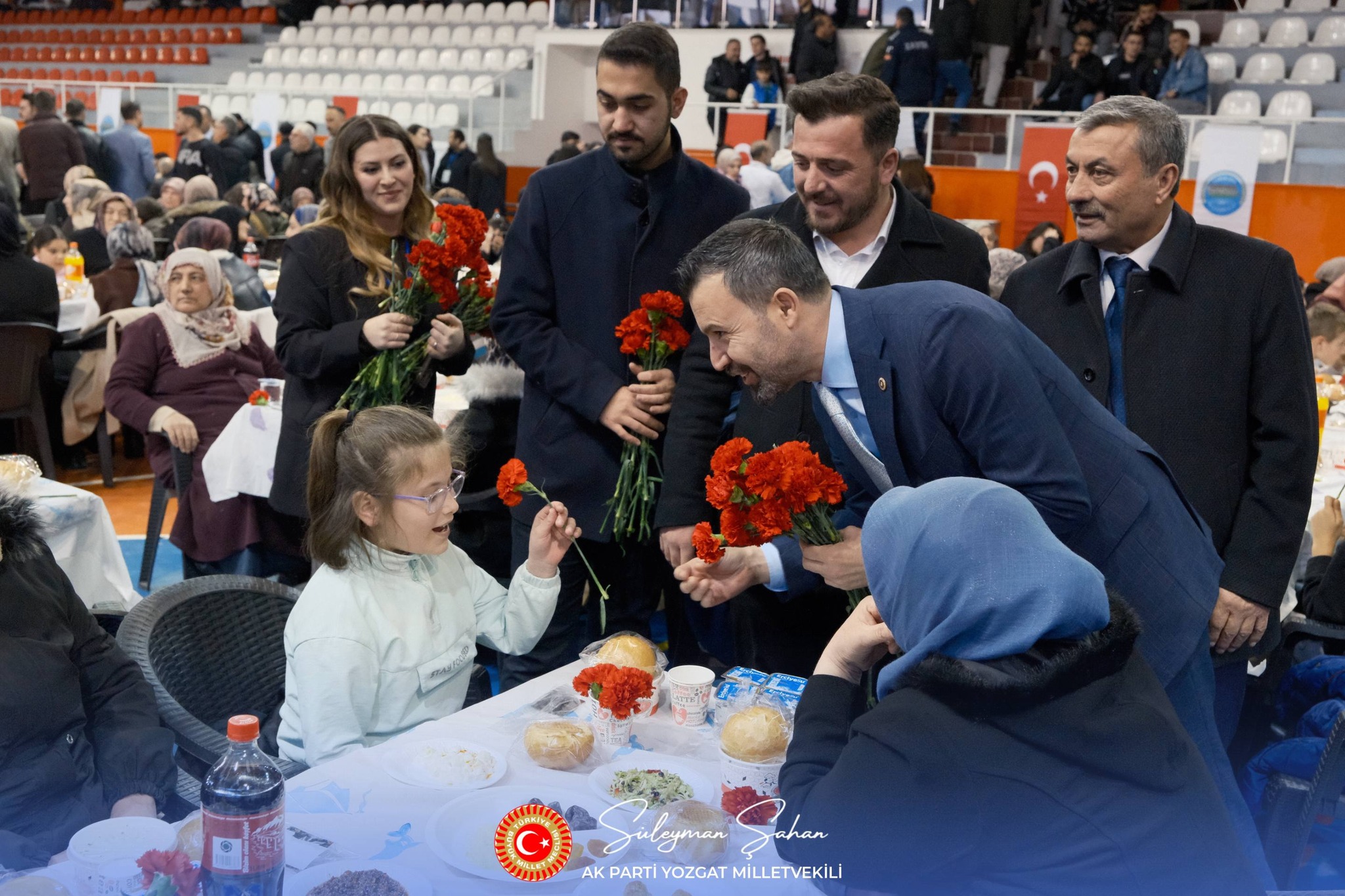 Sarıkaya’da Kadınlar Gününe Anlamlı Kutlama: Şahan Kadınlara Karanfil Dağıttı