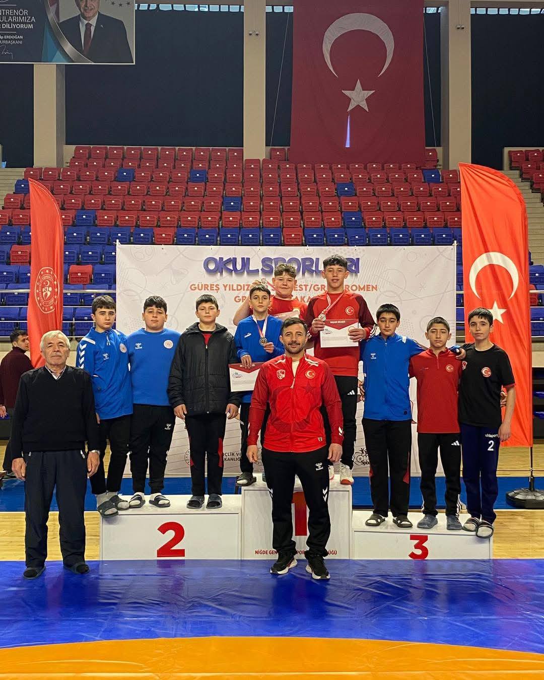 Yozgat’ın Yıldız Güreşçileri Niğde’de Kürsüye Çıktı