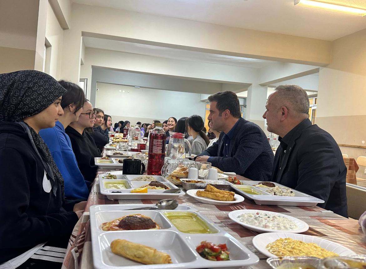 Sarıkaya’da Pansiyon Öğrencileriyle Anlamlı İftar Buluşması
