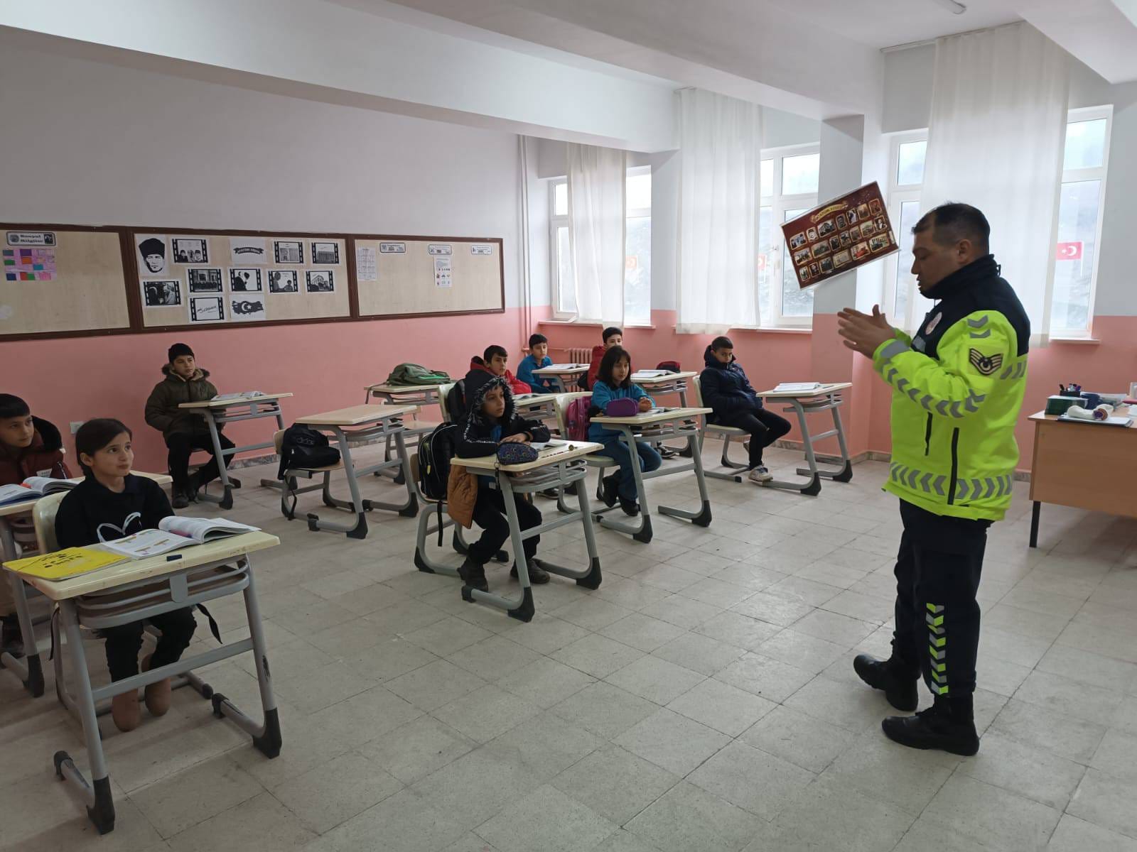 Jandarmadan Bişek’te Öğrencilere Trafik Eğitimi