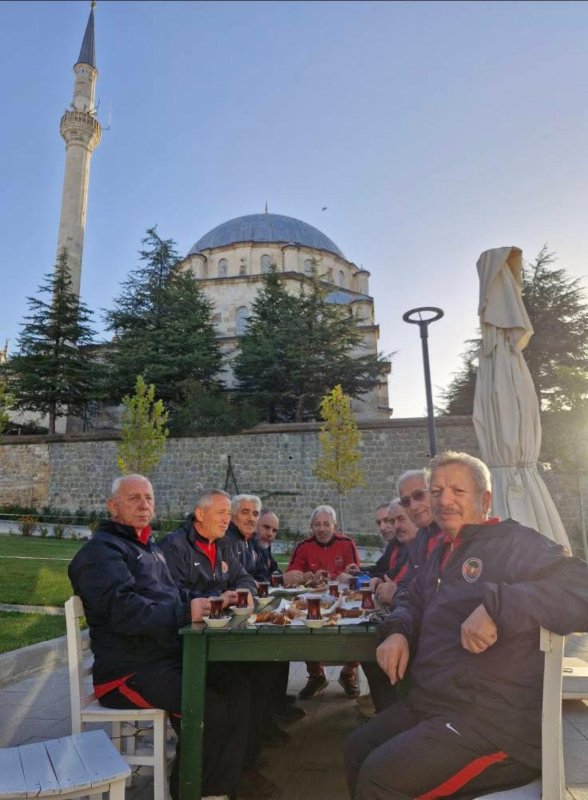 Çamlıkta Spor Cami Manzarasında Kahvaltı