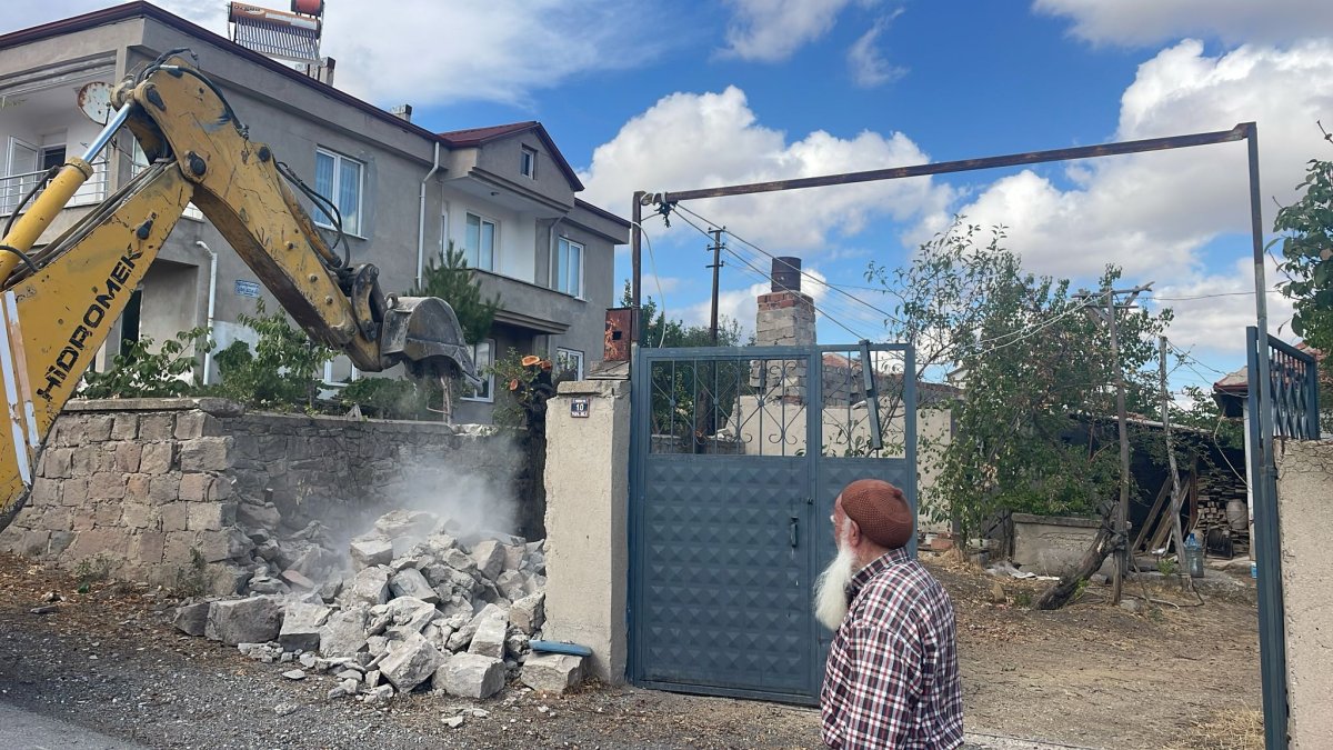SORGUN’DA KAÇAK YAPILAR YIKILIYOR