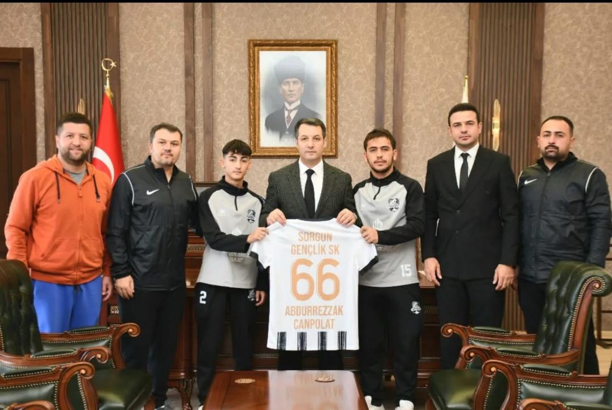 Kaymakam Canpolat’a Forma Hediye Ettiler