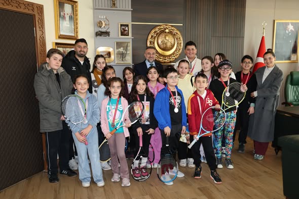 Tenis Sporcularından Rektör Prof. Dr. Evren Yaşar’a Ziyaret