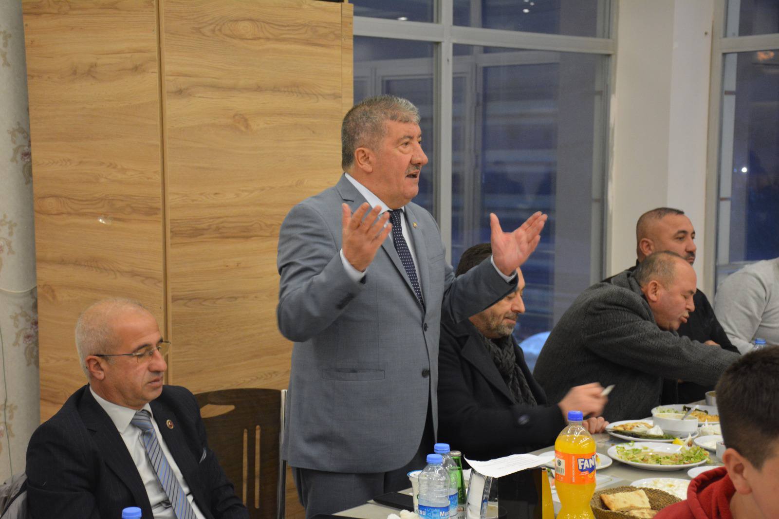 Akdağmadeni’nde Ramazan Buluşması: Başkan Mehmet Erkekli Üyeleriyle Aynı Sofrada