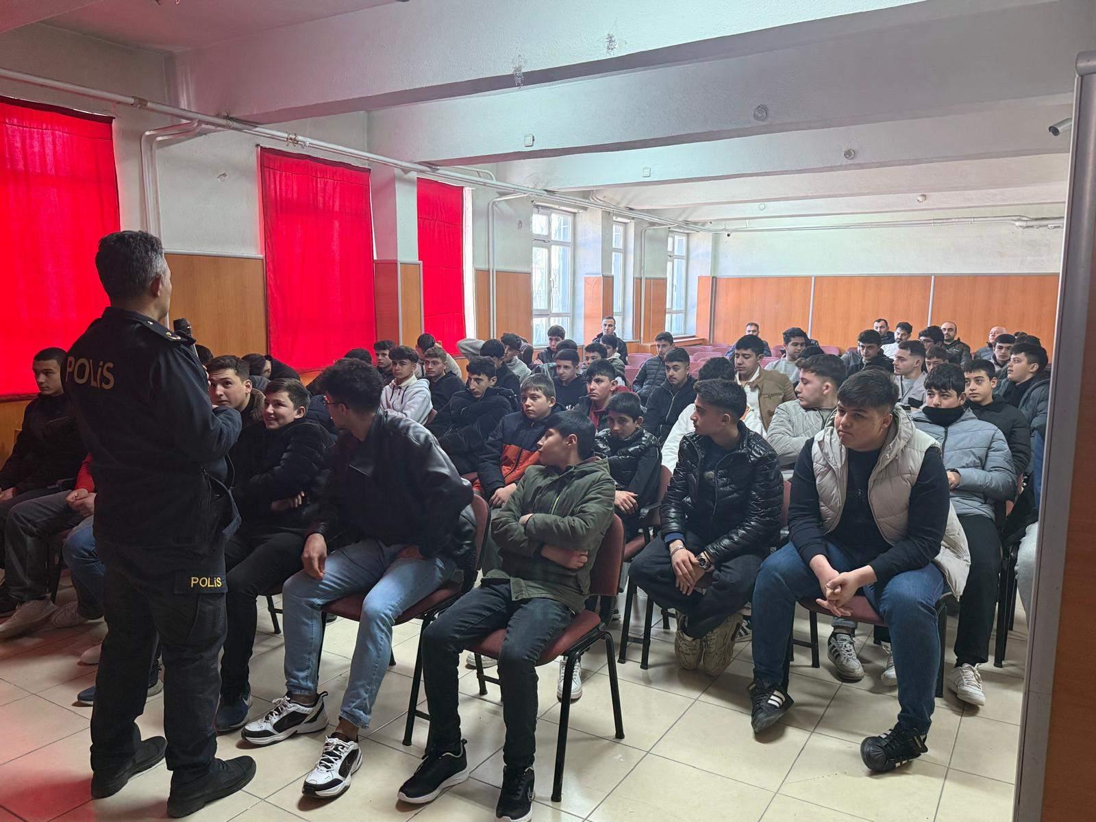 Sarıkaya’da Polislerden Öğrencilere Trafik ve Güvenlik Eğitimi