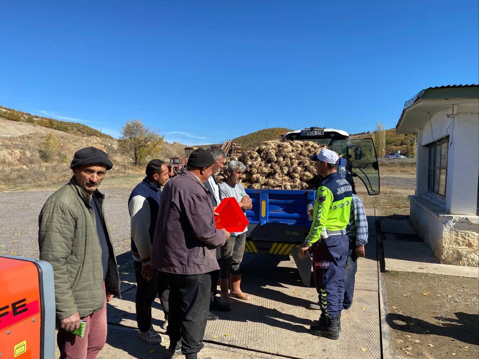 Traktör Sürücülerine Güvenli Sürüş Eğitimi
