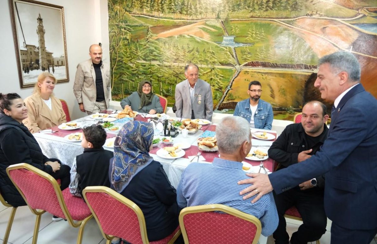 Kahvaltısını Gazilerle Yaptı