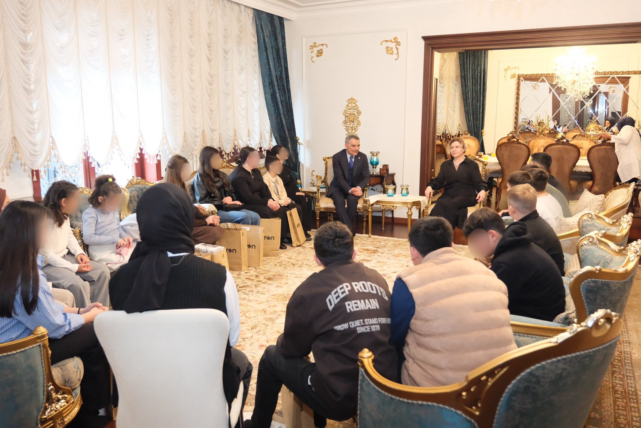 Vali Mehmet Ali Özkan ve Eşi Arzu Özkan, Çocuklarla Bayram Sevinci Paylaştı