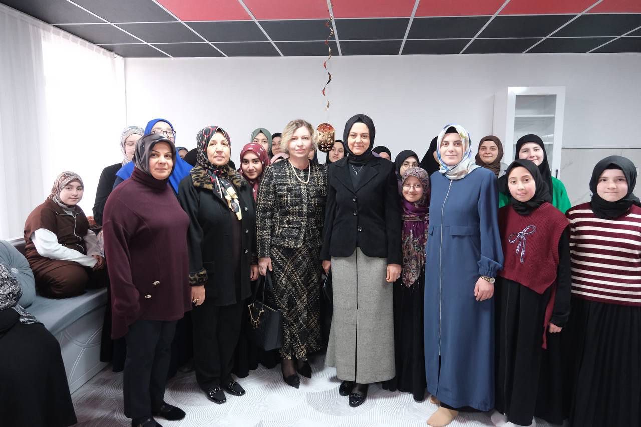 Arzu Özkan Hanımefendi, Hafız Öğrencilerle İftar Sofrasında Buluştu