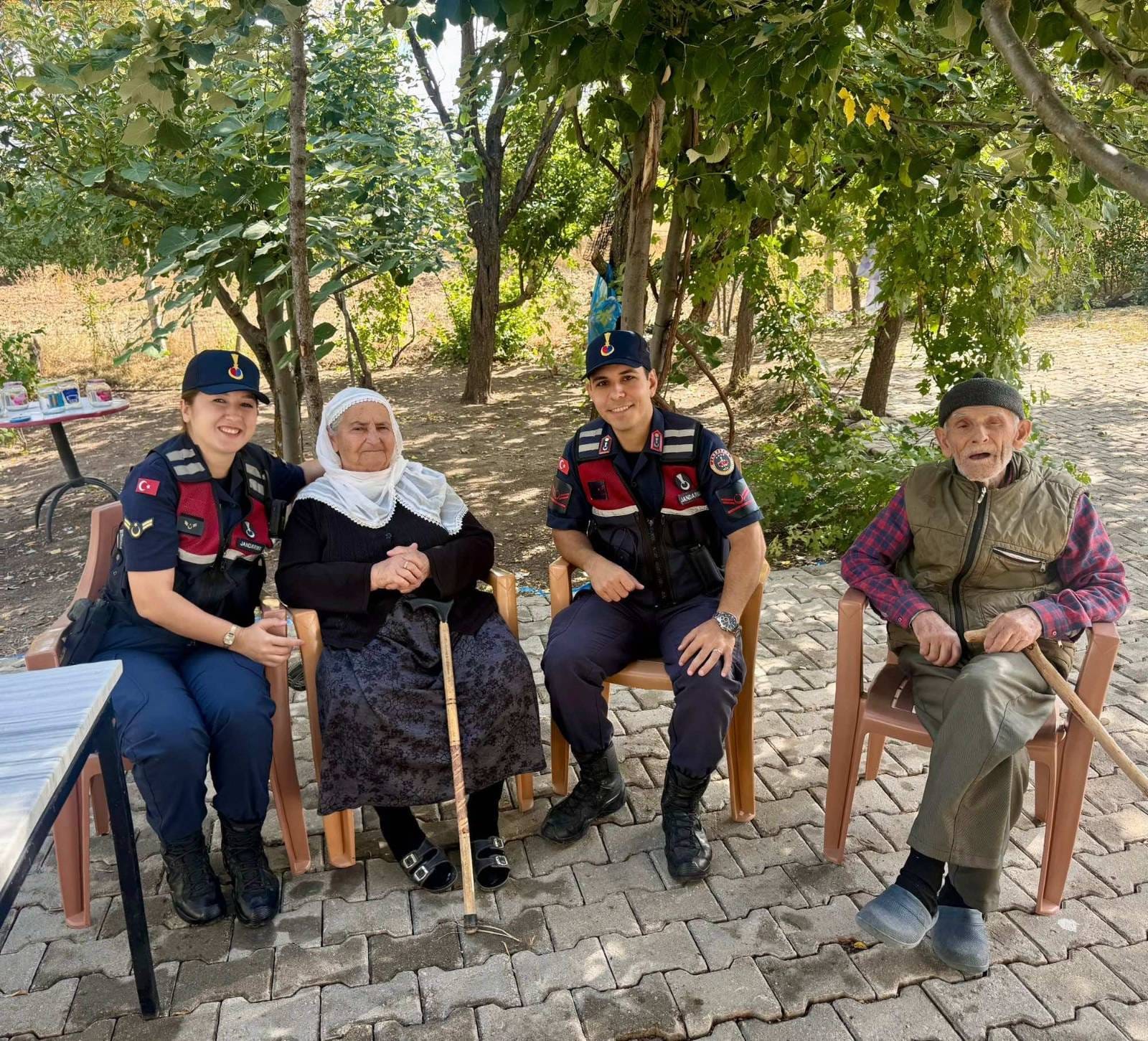 Jandarmadan Yaşlılar Gününü Unutmadı