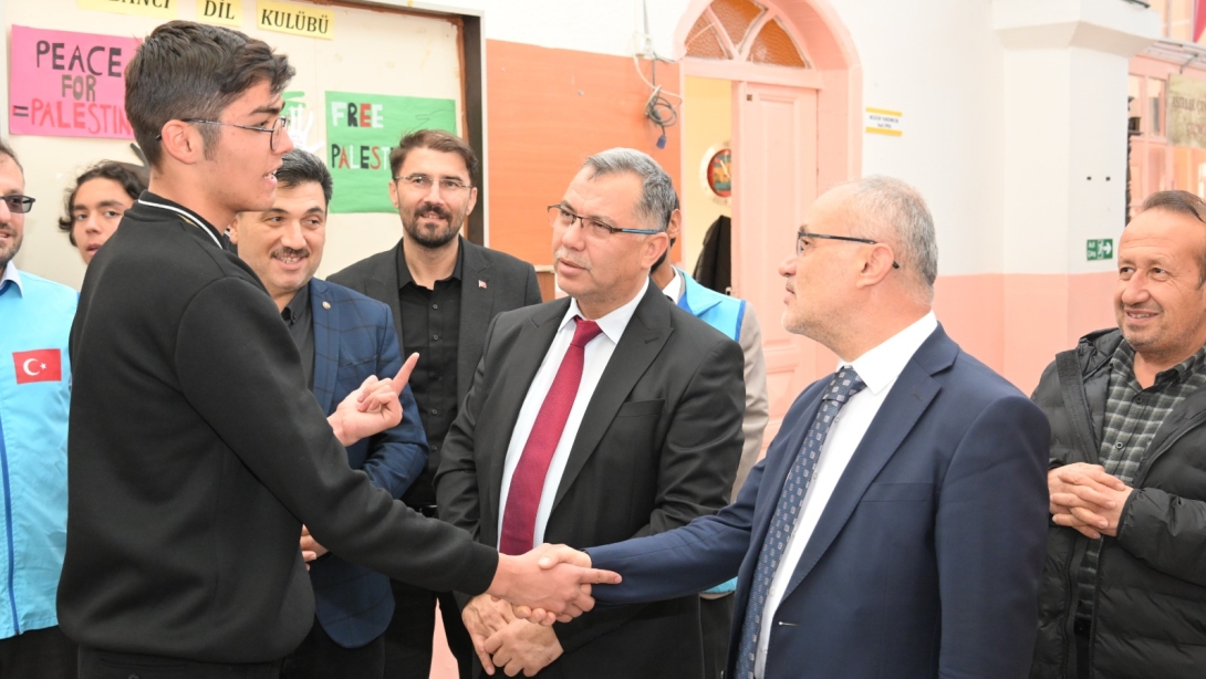 Yozgat Lisesi'nde Öğrencilere Kitap ve Kur'an-ı Kerim Dağıtımı