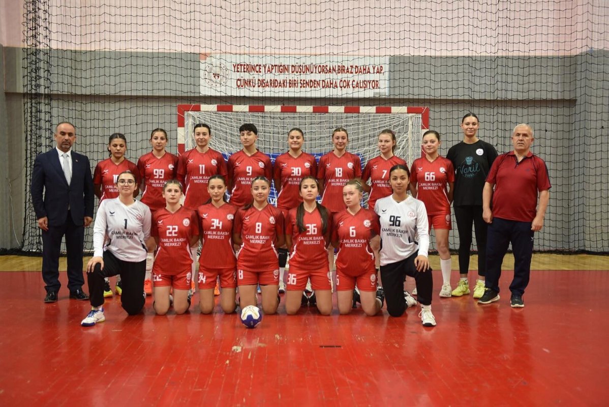 Hentbolcüler evinde mağlup